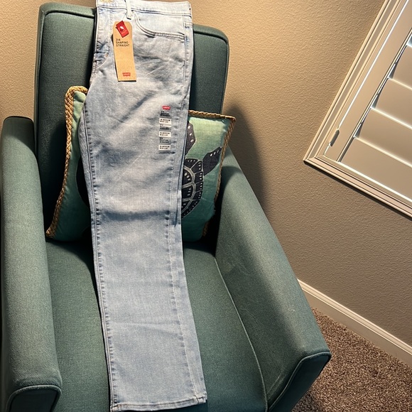 Brand new Levis size 33 - Picture 4 of 4